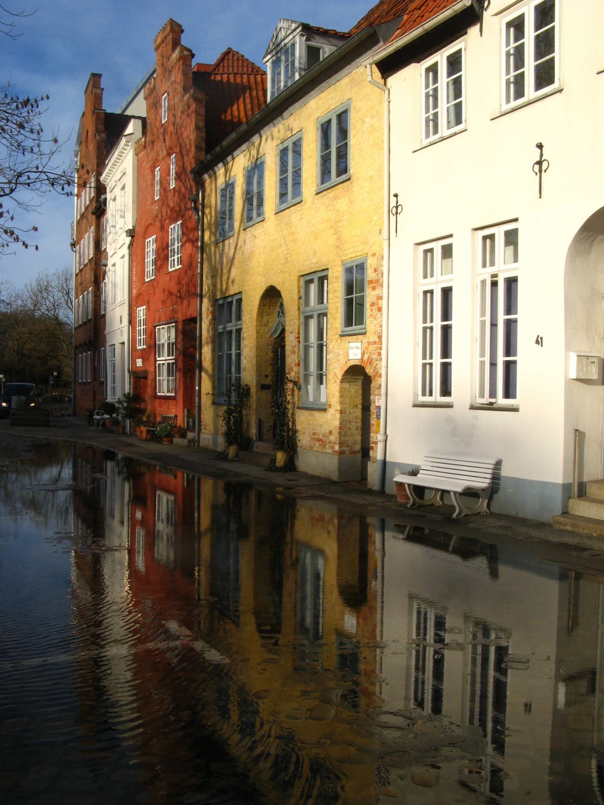 Lübecker Altstadt nach Starkregen mit stehen geblibenem Regenwasser